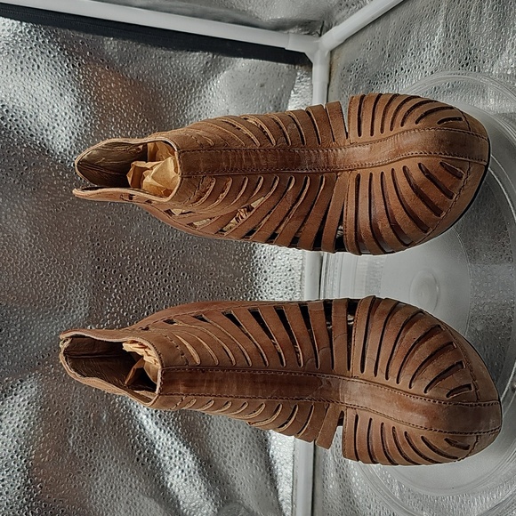 C Brown And Tan Heels BCBG - Picture 6 of 7